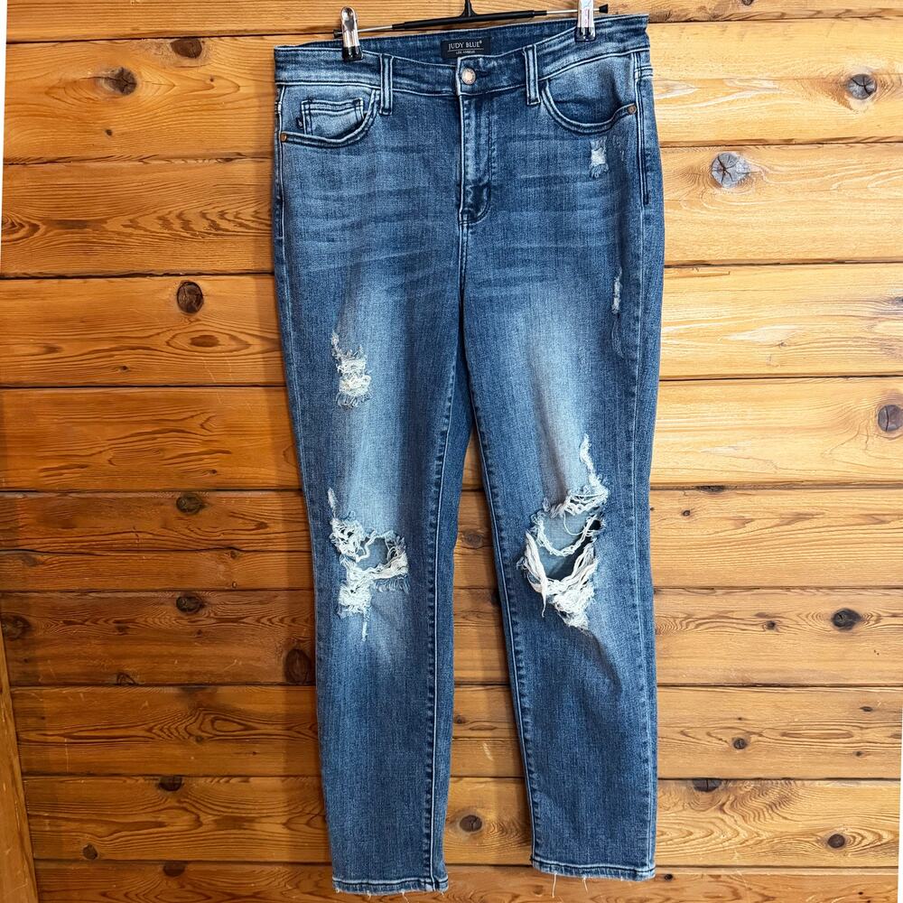 Judy Blue Boyfriend Fit High Rise Distressed Jeans 9/29
